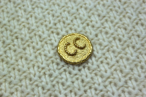 Metal Rope Design Button in Gold.