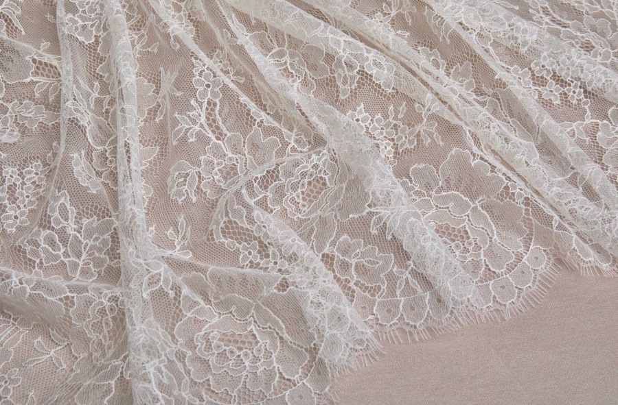 NEW BRIDAL - Chantilly Lace - Champagne Double Scallop