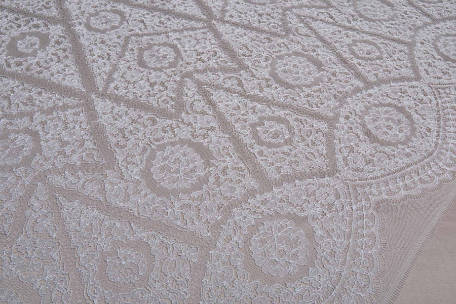 NEW BRIDAL - Vintage Geometric Chantilly Lace in Ivory