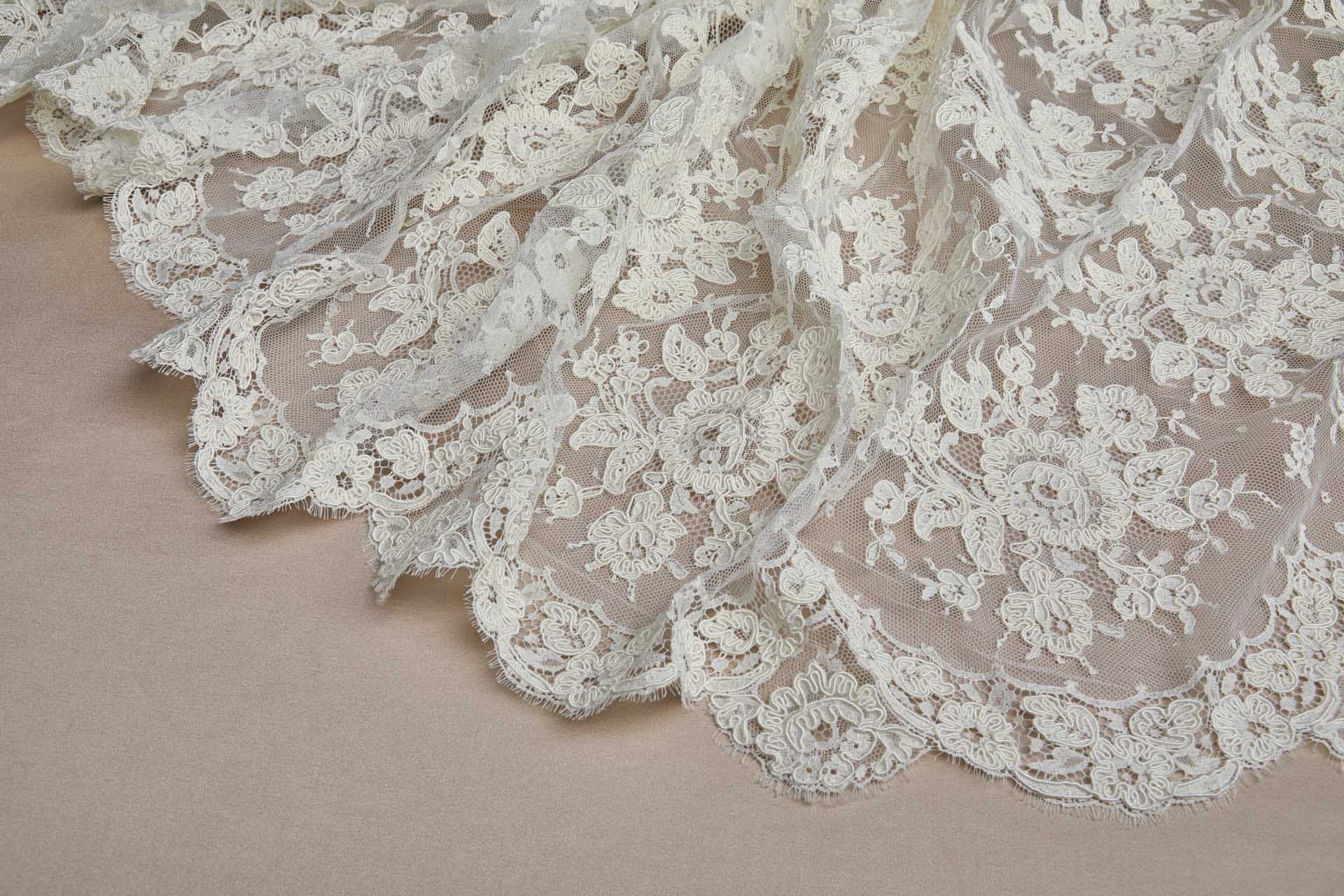 Corded Leavers Lace Rose Bunches - Vanilla fabric