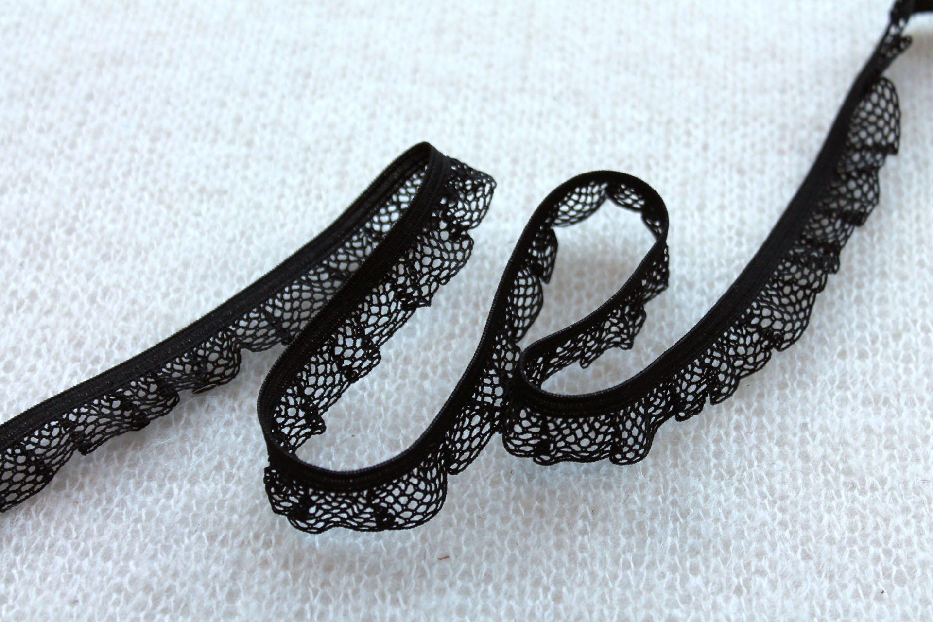 Frill Elastic - Black 15mm trim