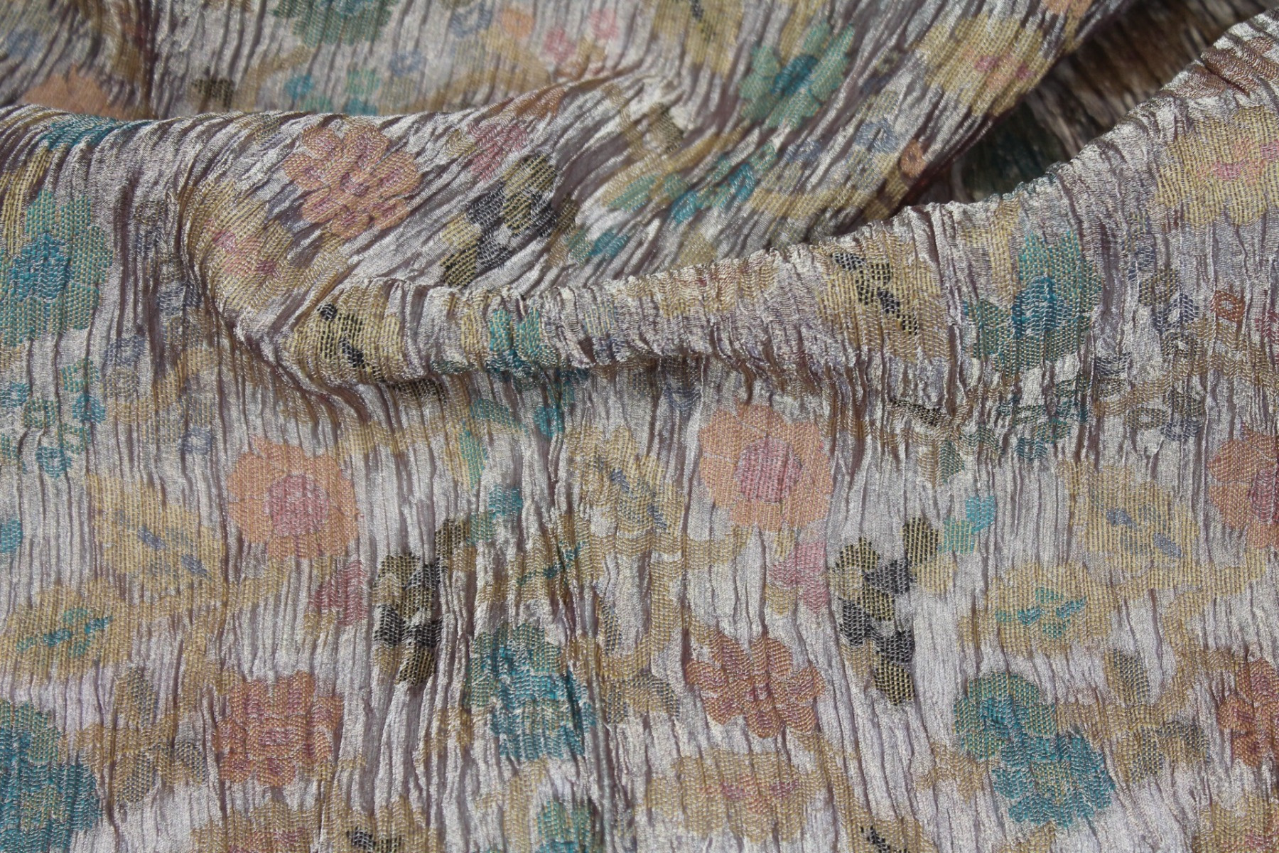 Crinkled Jacquard Metallic Organza - Mauve/Old Gold fabric, image 3 of 5