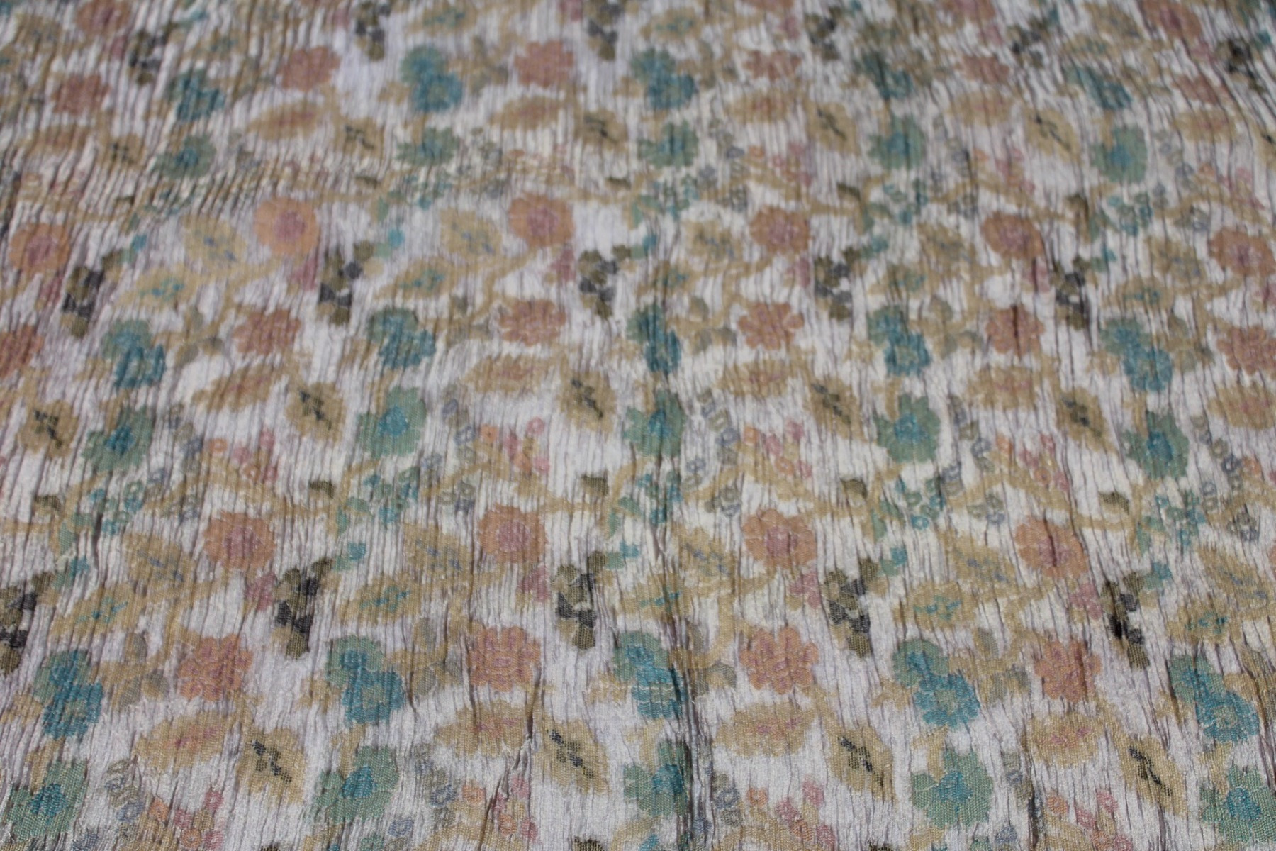 Crinkled Jacquard Metallic Organza - Mauve/Old Gold fabric, image 4 of 5