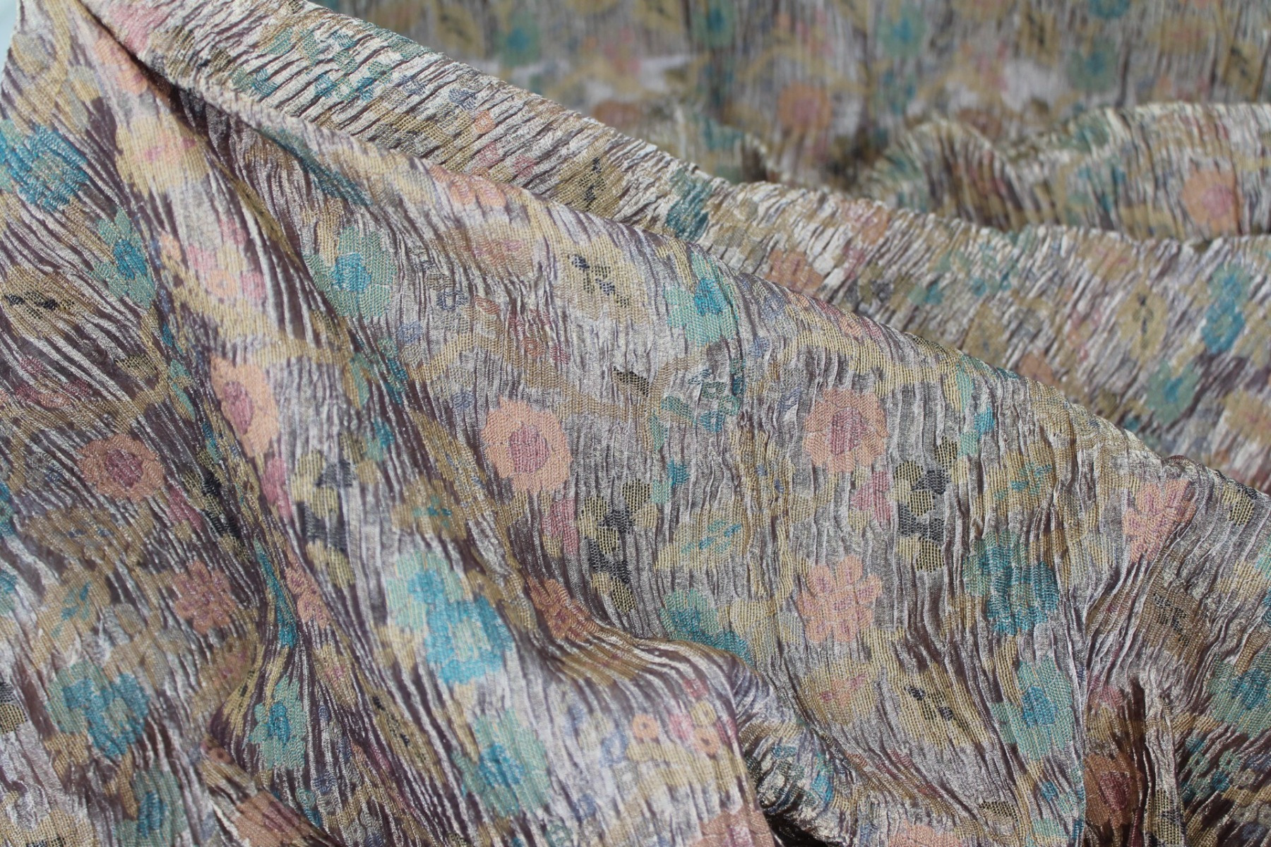 Crinkled Jacquard Metallic Organza - Mauve/Old Gold fabric, image 5 of 5
