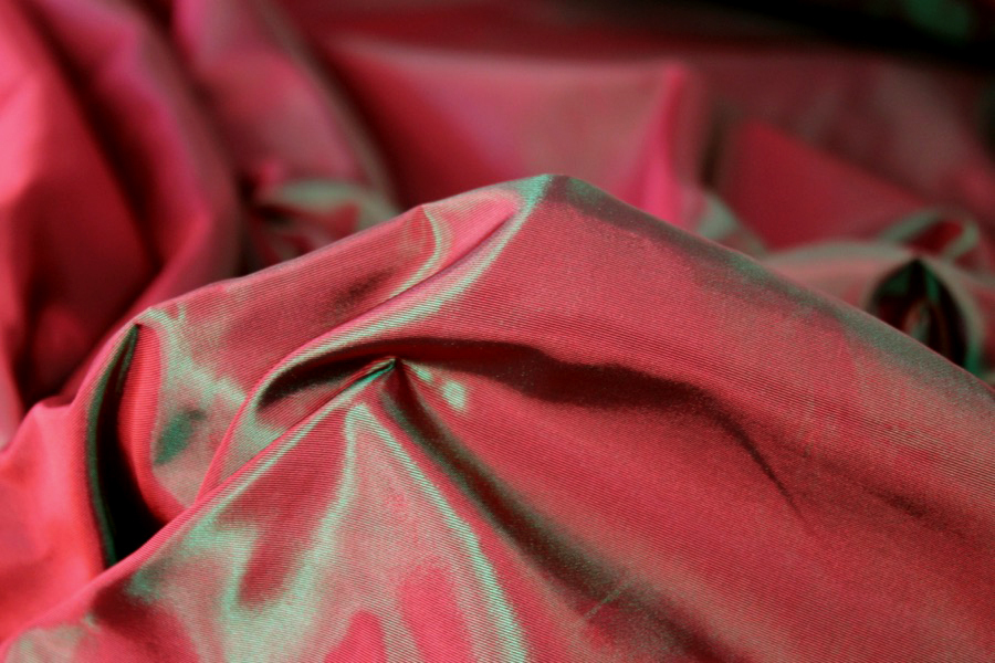 Acetate Taffeta - Red shot Green - 1.3m Piece fabric, image 5 of 7