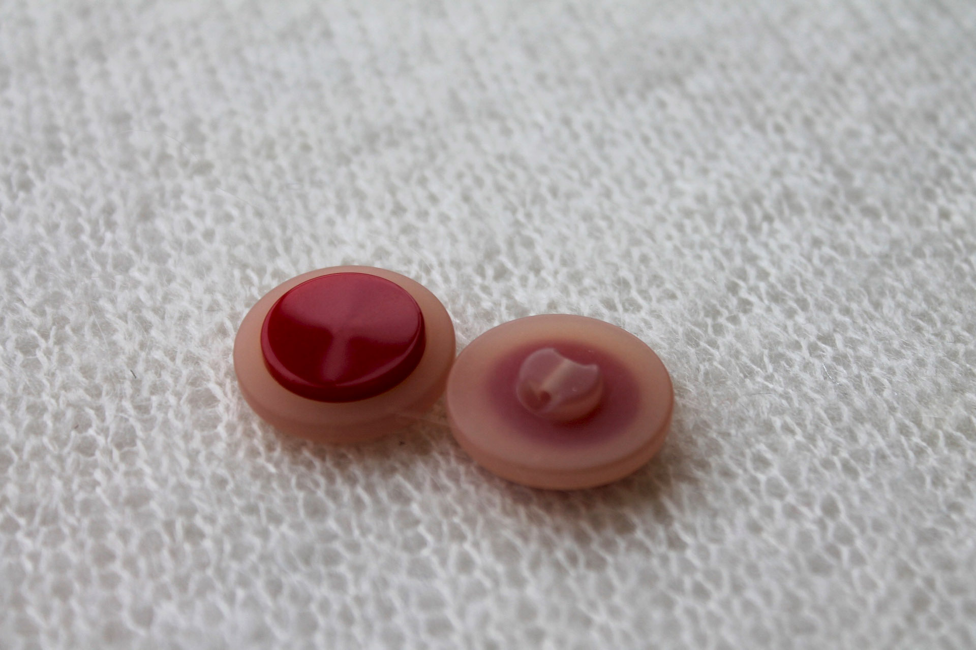 Red and White Round Resin Button - 2cm, image 3 of 3
