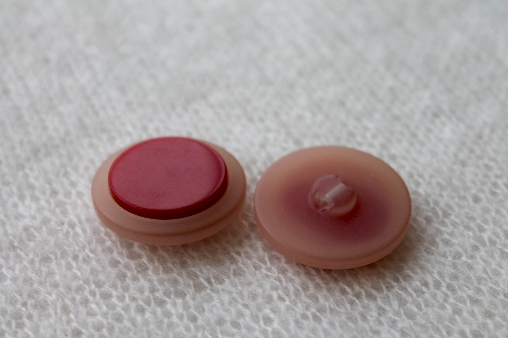 Red and White Round Resin Button - 3cm, image 3 of 3