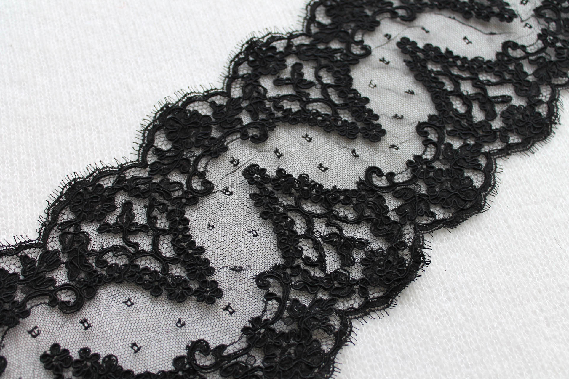 Arch Scallop Corded Lace Trim - Black