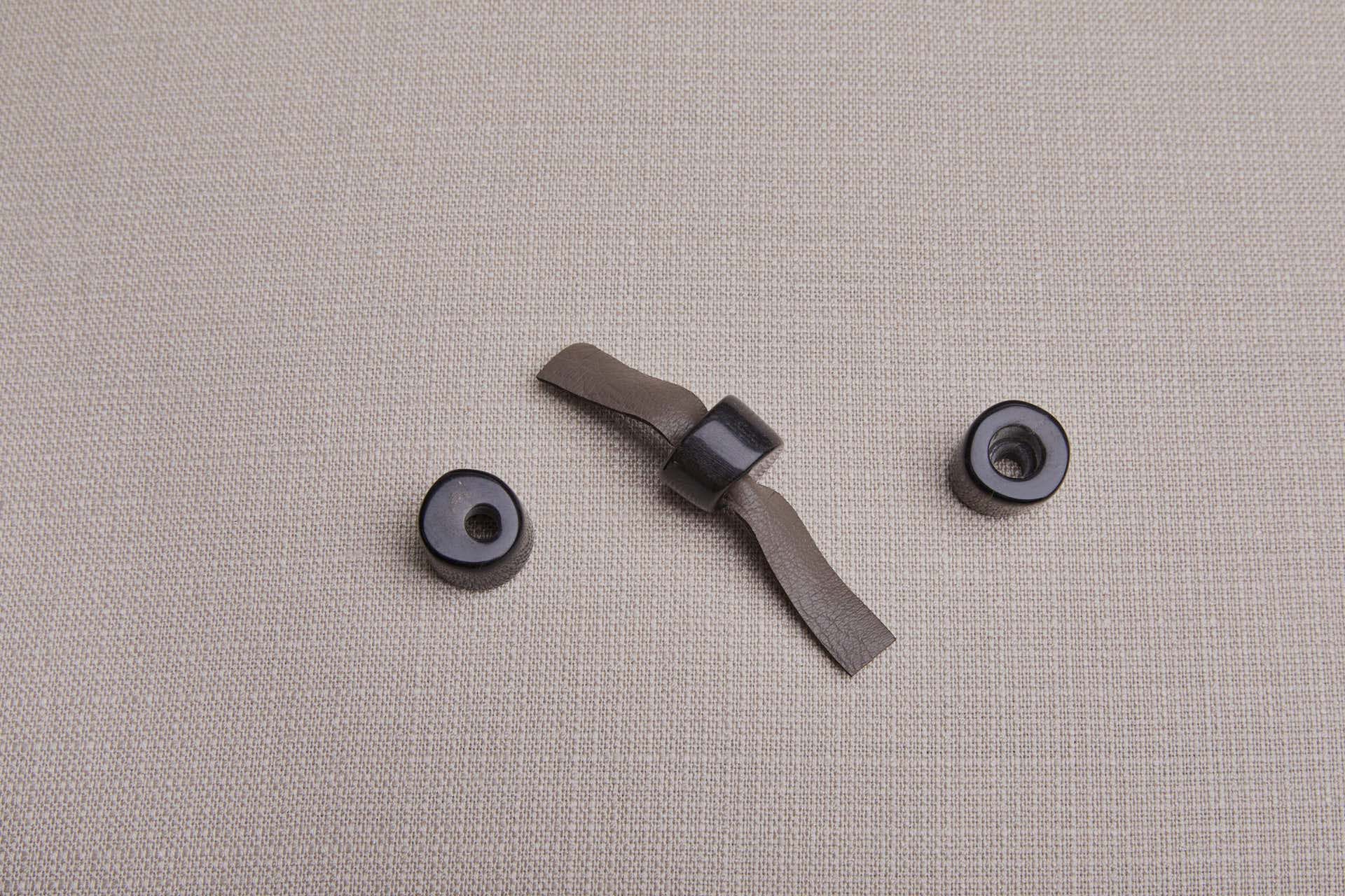 Thick Cut Horn Toggle - Black button, image 3 of 4