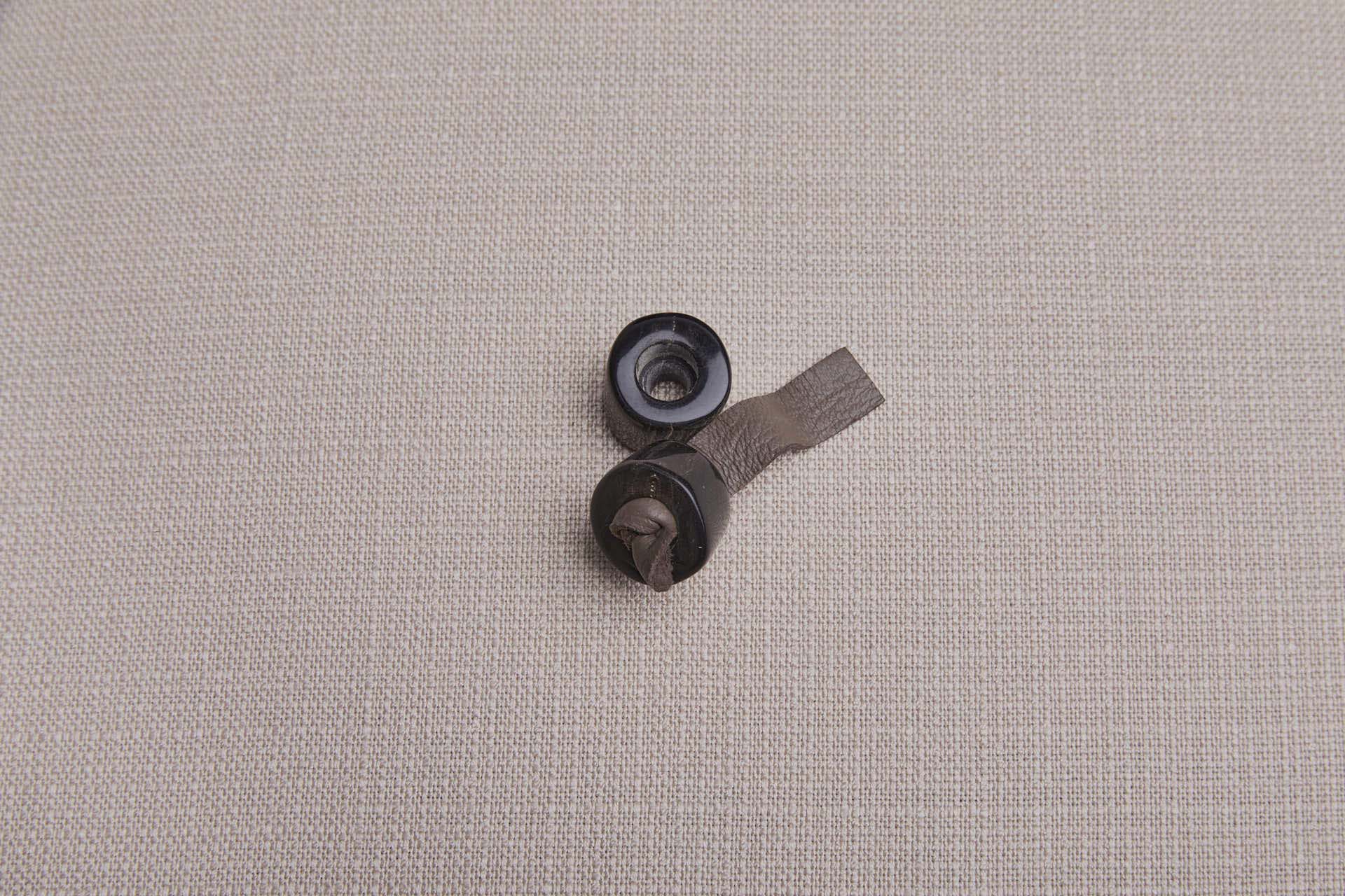 Thick Cut Horn Toggle - Black button, image 2 of 4