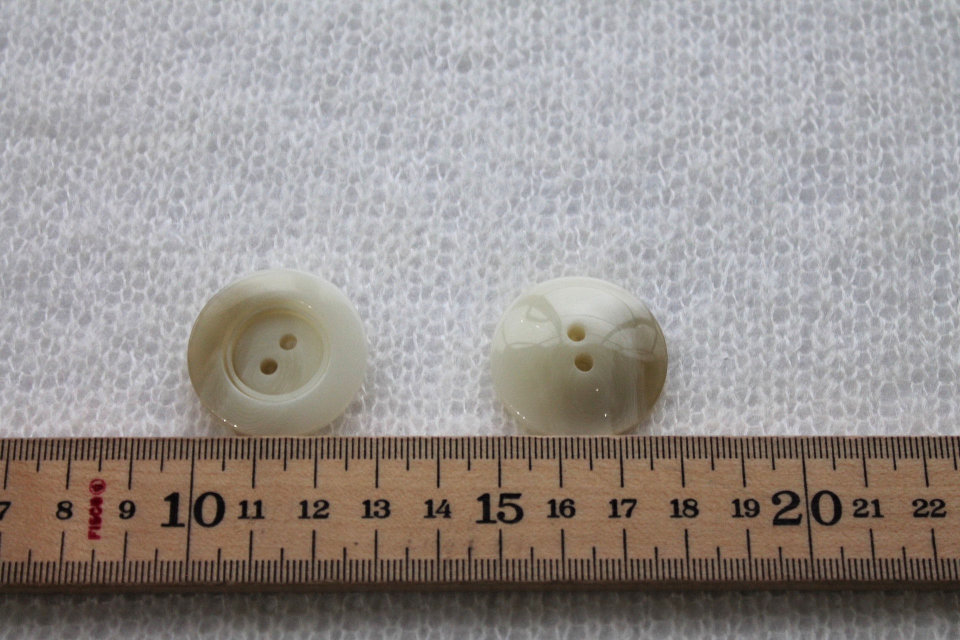 Vintage Round Resin Faux Shell Button - Off White - 3cm, image 2 of 2