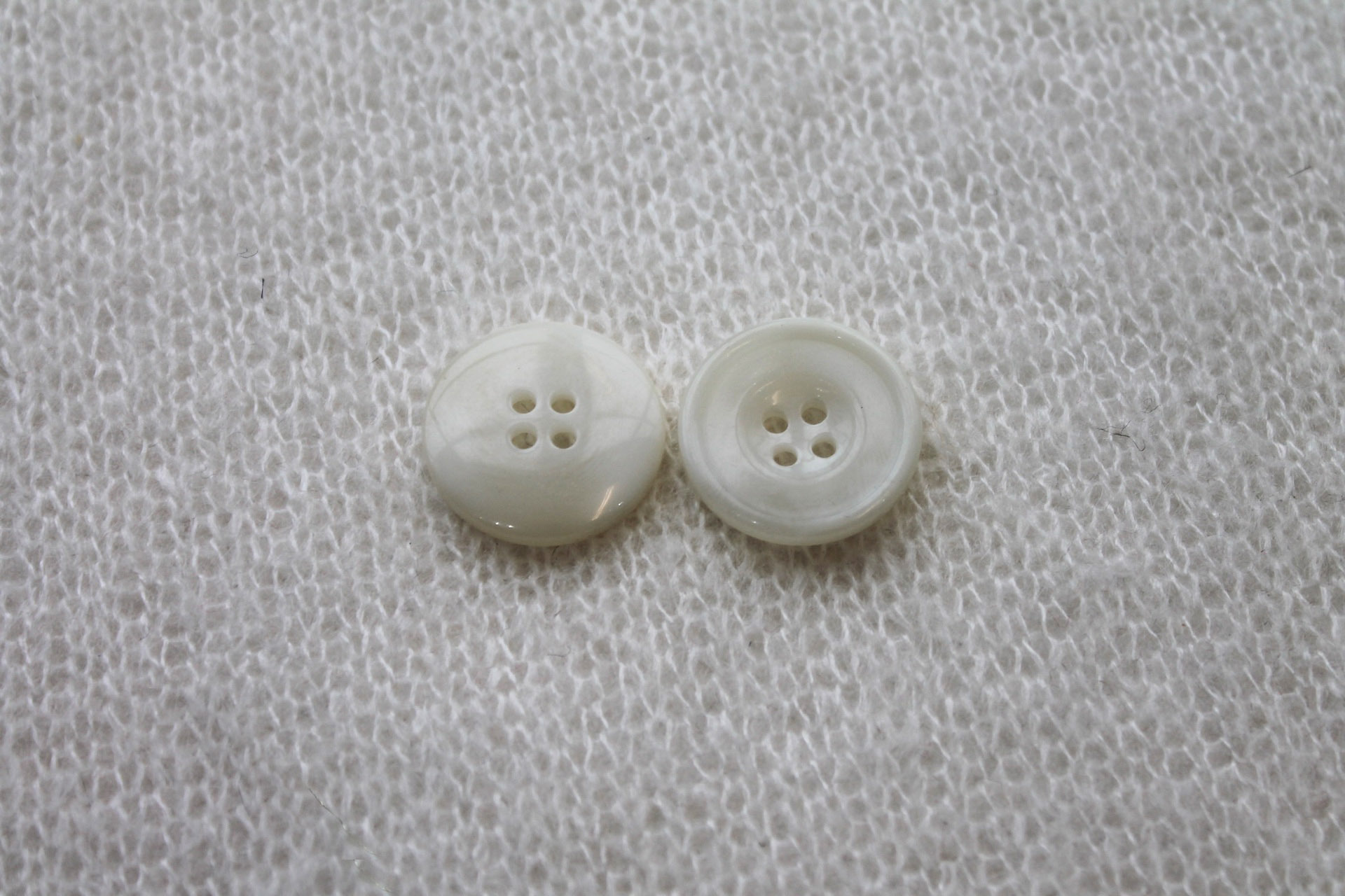 Round Pale Ivory "Faux Horn/Shell" Button - 2.4cm, image 2 of 3