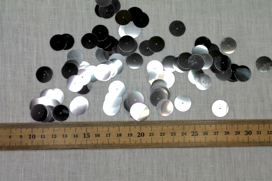 Silver Medium Round Sequin - Bag of 30g trim, image 2 of 5