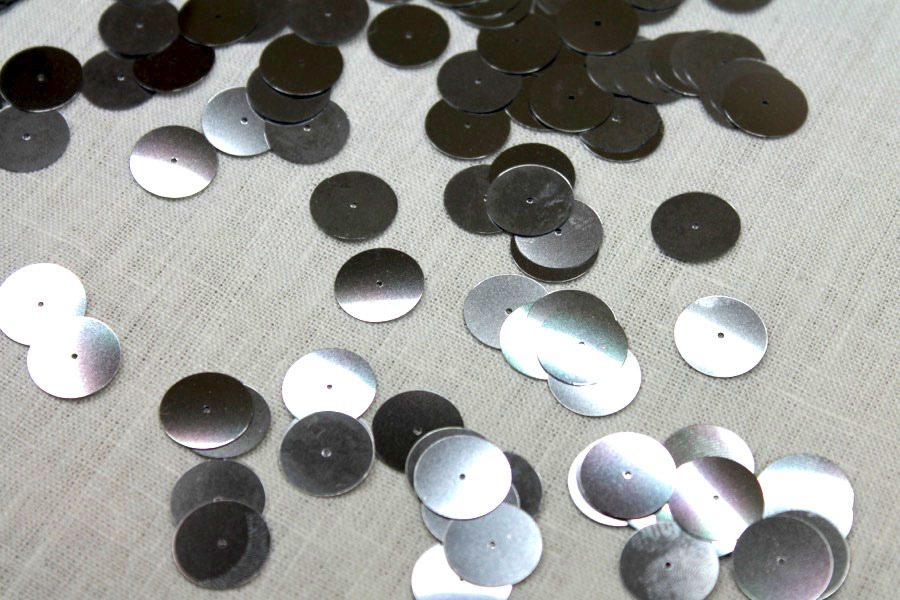 Silver Medium Round Sequin - Bag of 30g trim, image 4 of 5