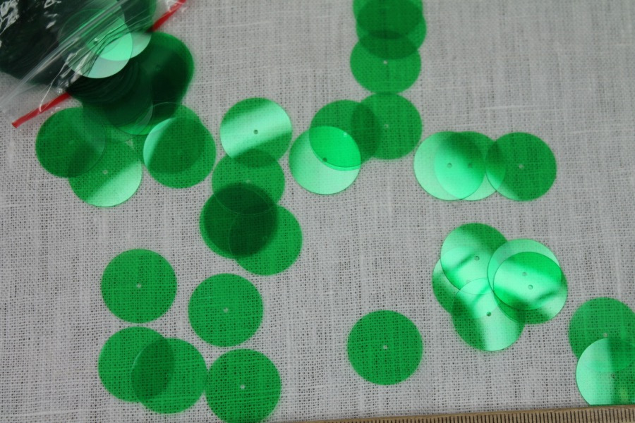 Transparent Green Large Round Sequin - Bag of 30g trim, image 3 of 5