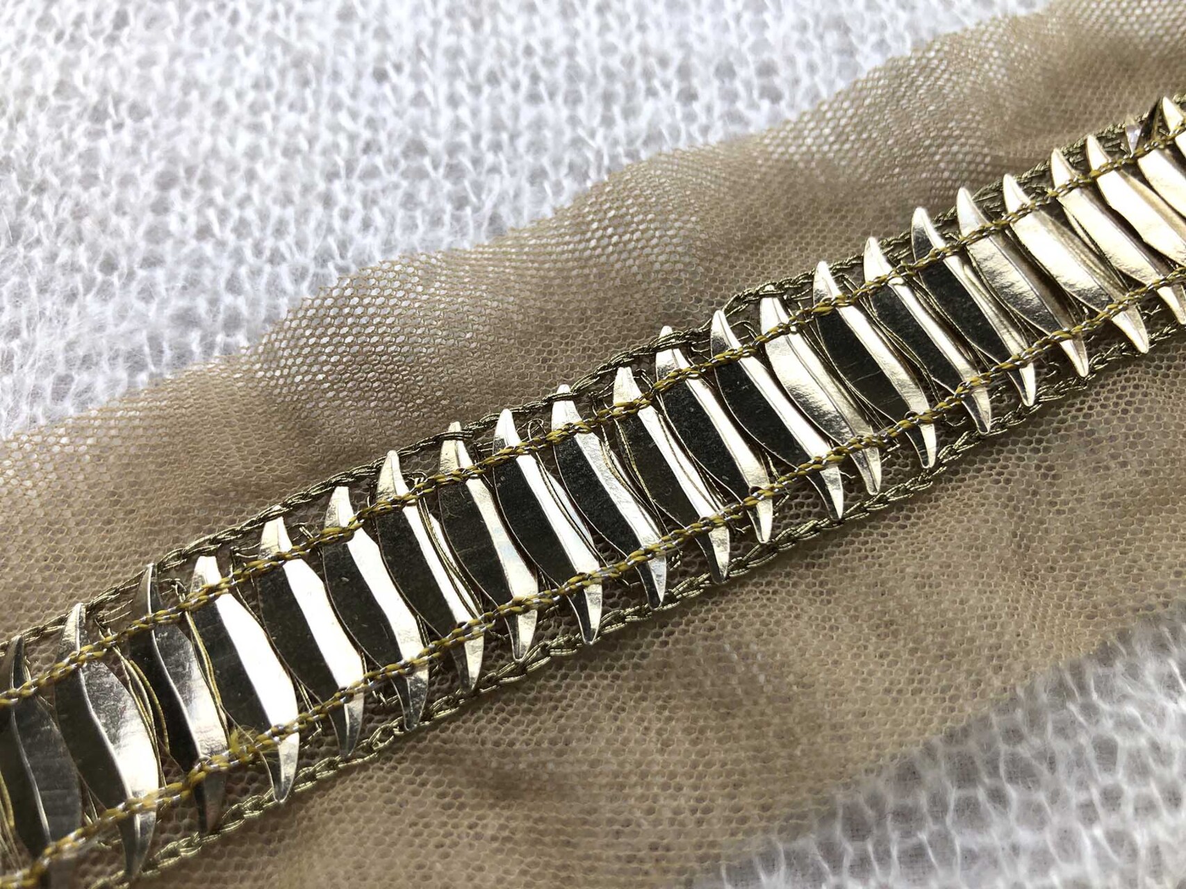 S-Shaped Sequin Trim - Single Gold, image 2 of 3