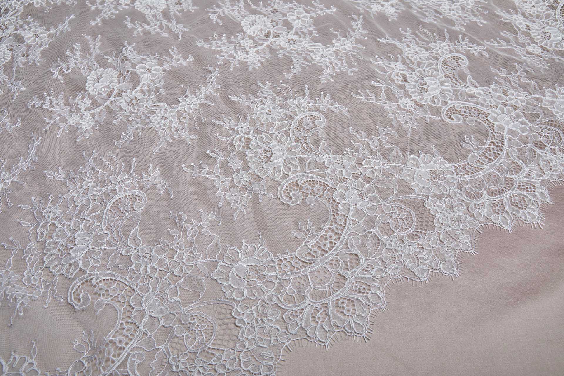 Corded Chantilly Lace - Ivory - Double Scallop - 0.35m Piece fabric, image 2 of 8