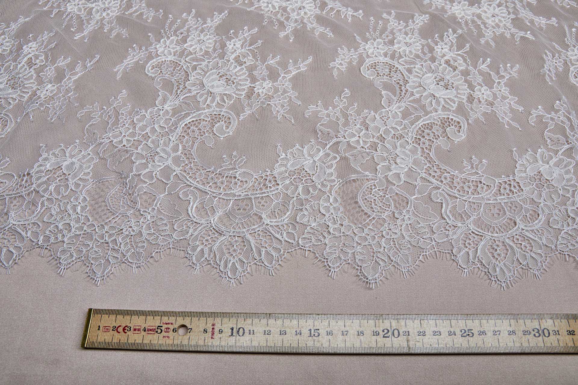 Corded Chantilly Lace - Ivory - Double Scallop - 0.35m Piece fabric, image 3 of 8