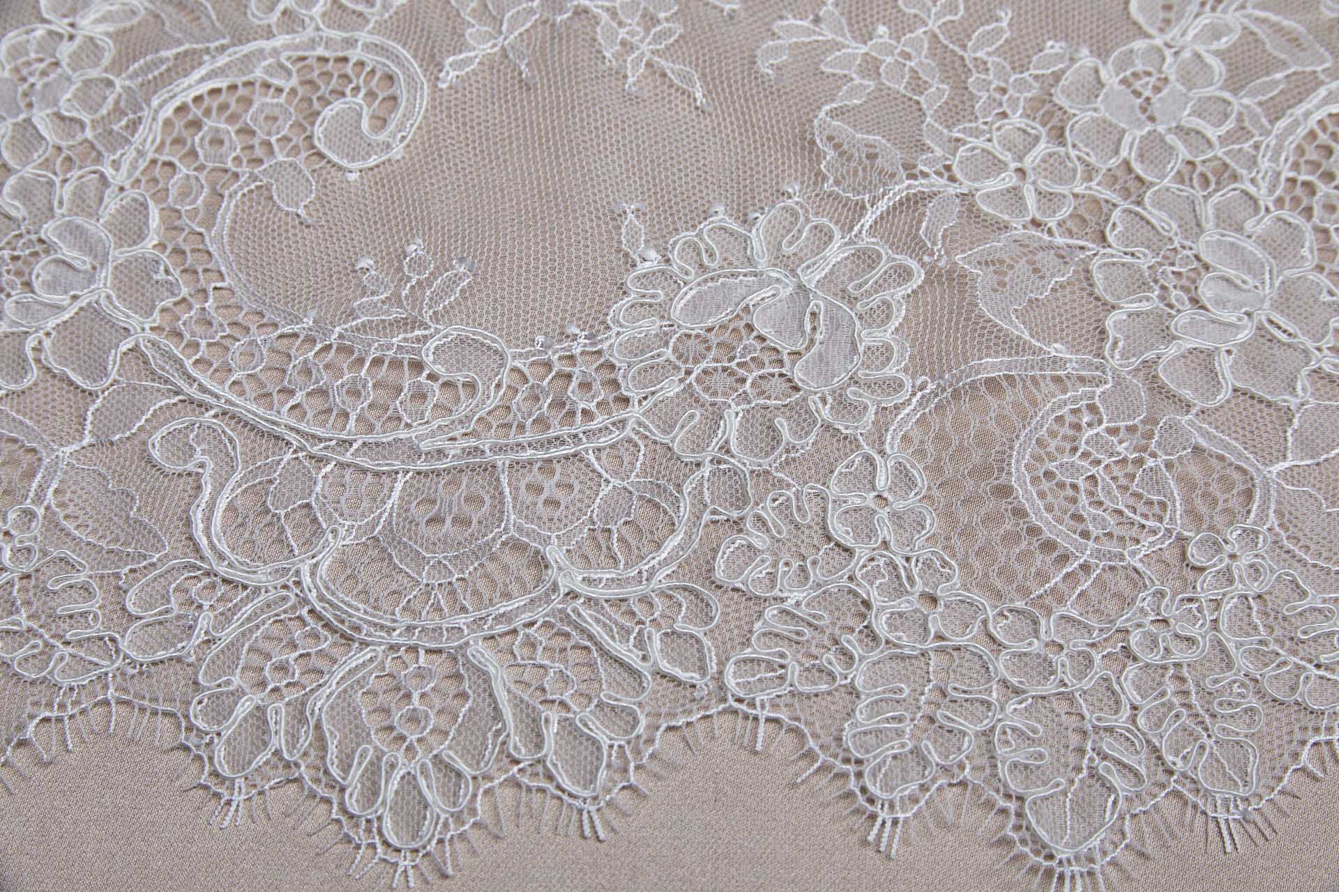 Corded Chantilly Lace - Ivory - Double Scallop - 0.35m Piece fabric, image 4 of 8