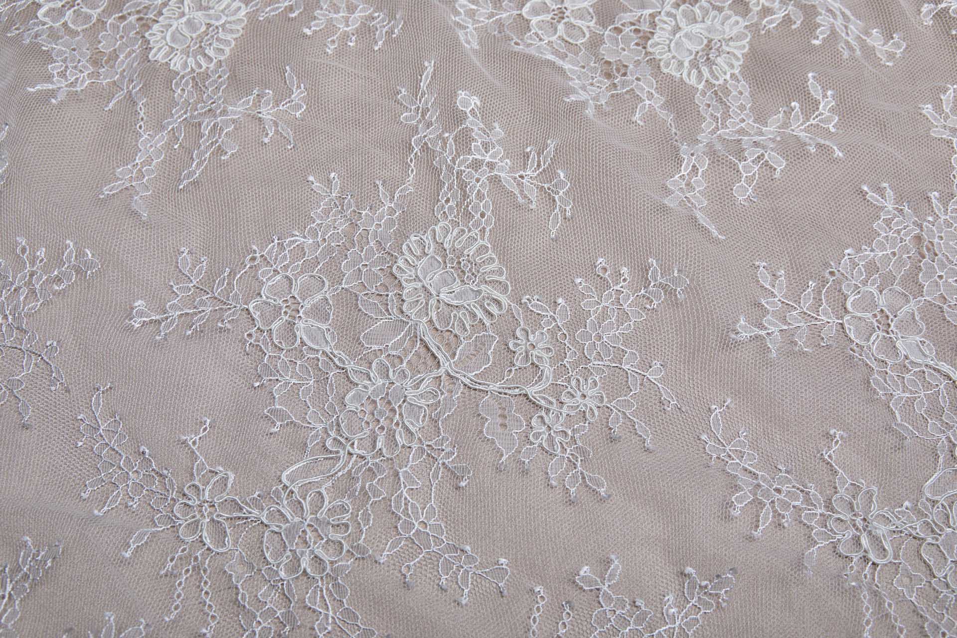 Corded Chantilly Lace - Ivory - Double Scallop - 0.35m Piece fabric, image 5 of 8