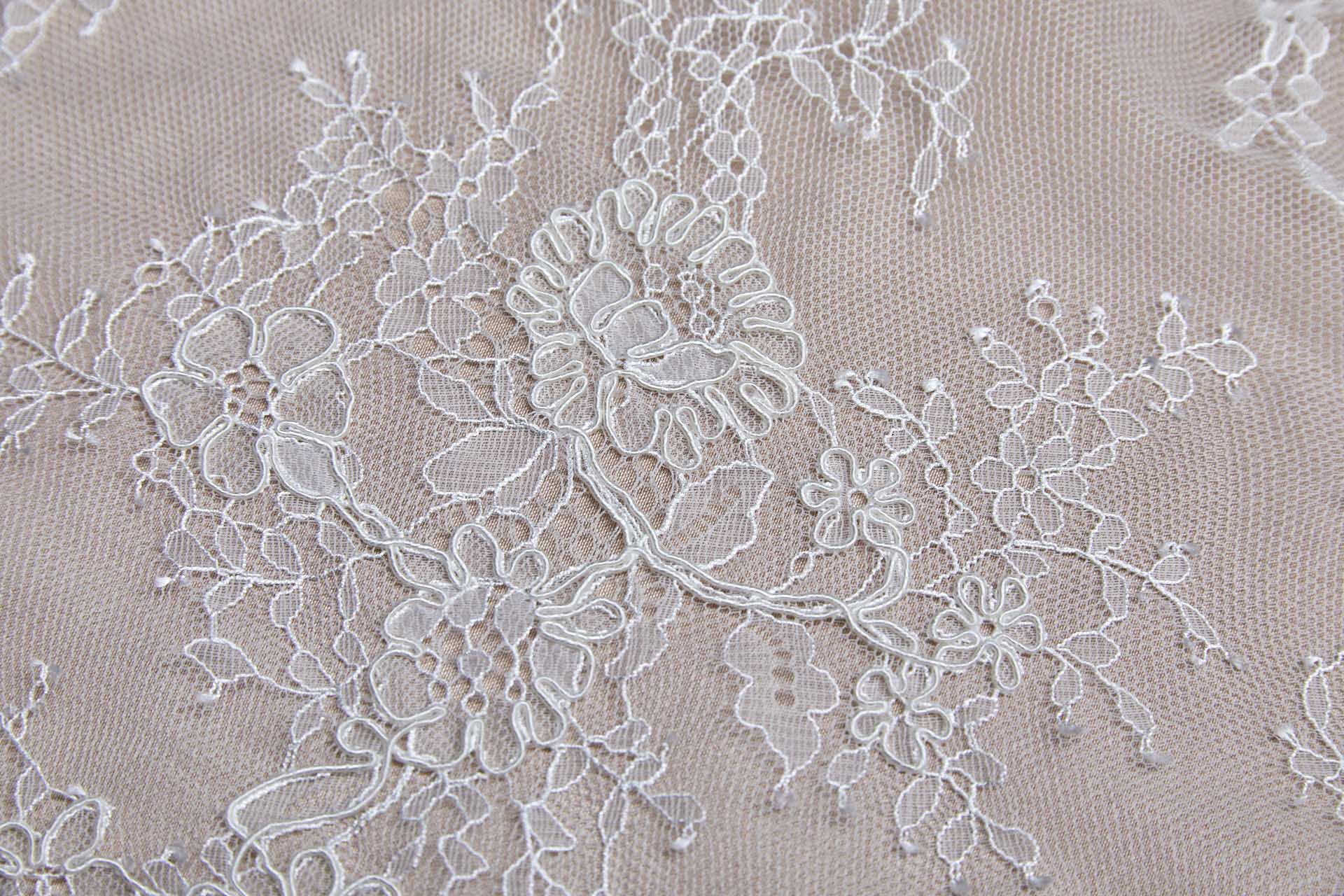 Corded Chantilly Lace - Ivory - Double Scallop - 0.35m Piece fabric, image 6 of 8