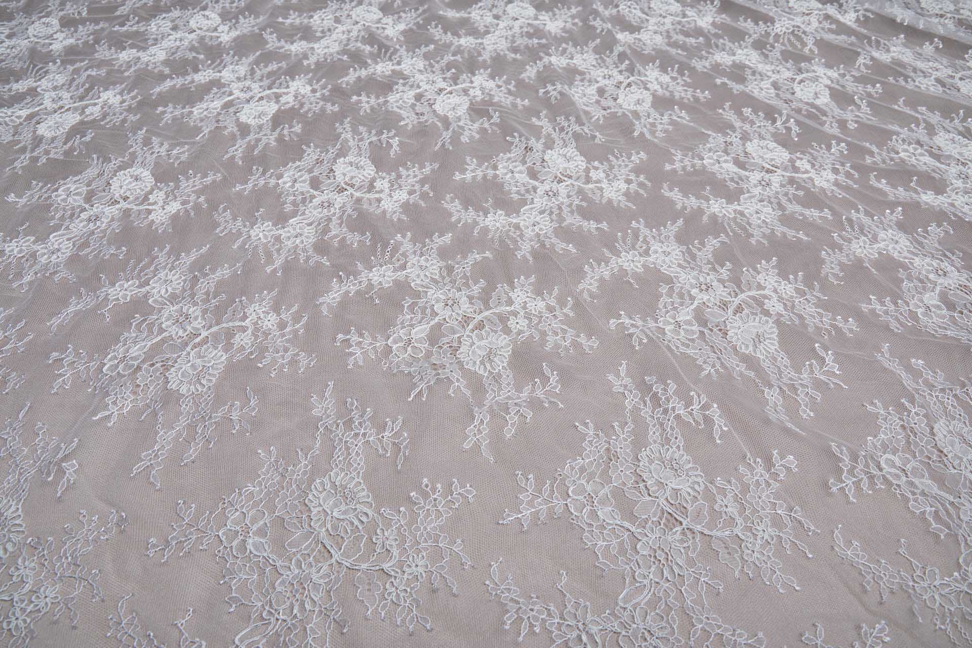 Corded Chantilly Lace - Ivory - Double Scallop - 0.35m Piece fabric, image 7 of 8