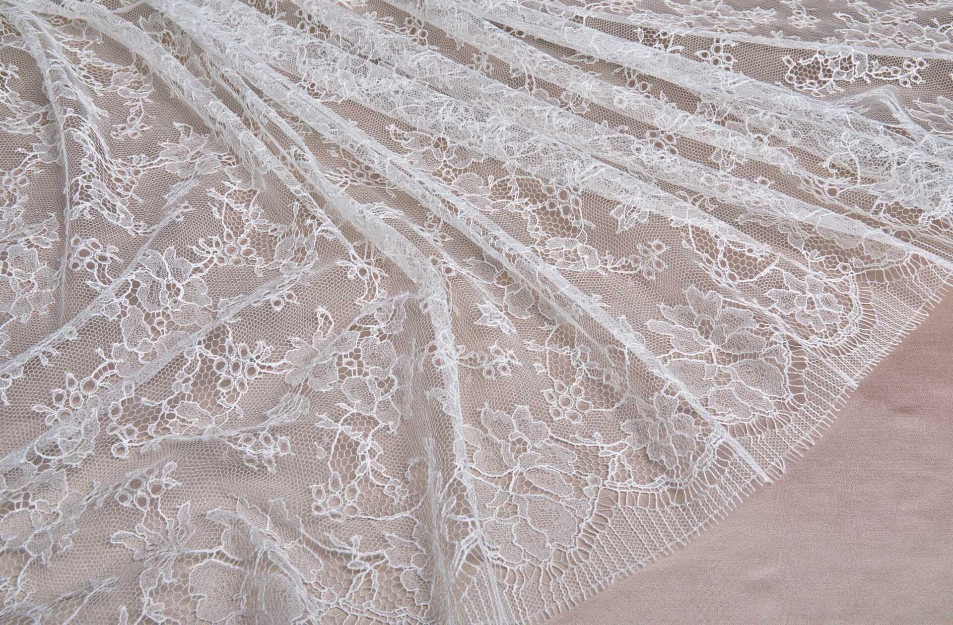 Delicate Floral Chantilly Lace - Vintage Ivory Double Scallop fabric
