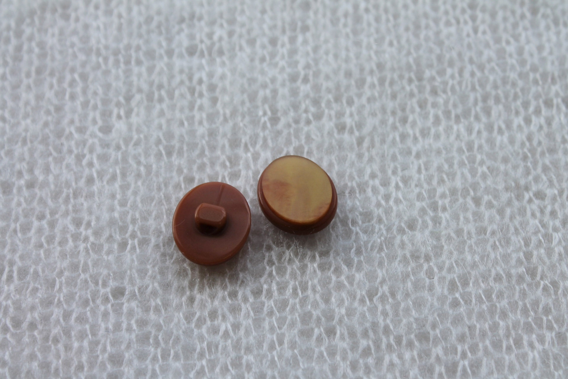 Oval "Shell" Resin Inlay Shank Button - Tan - 1.7cm, image 3 of 4