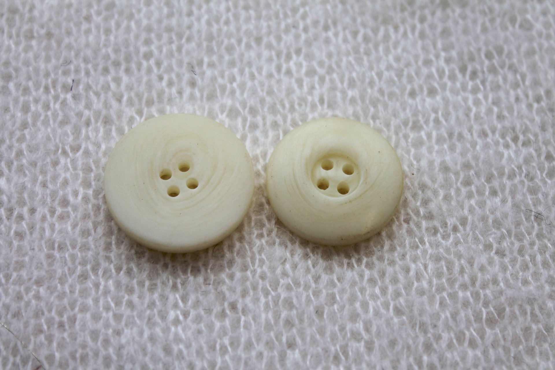 Round Cream "Faux Horn" Button - 2.5cm, image 2 of 3