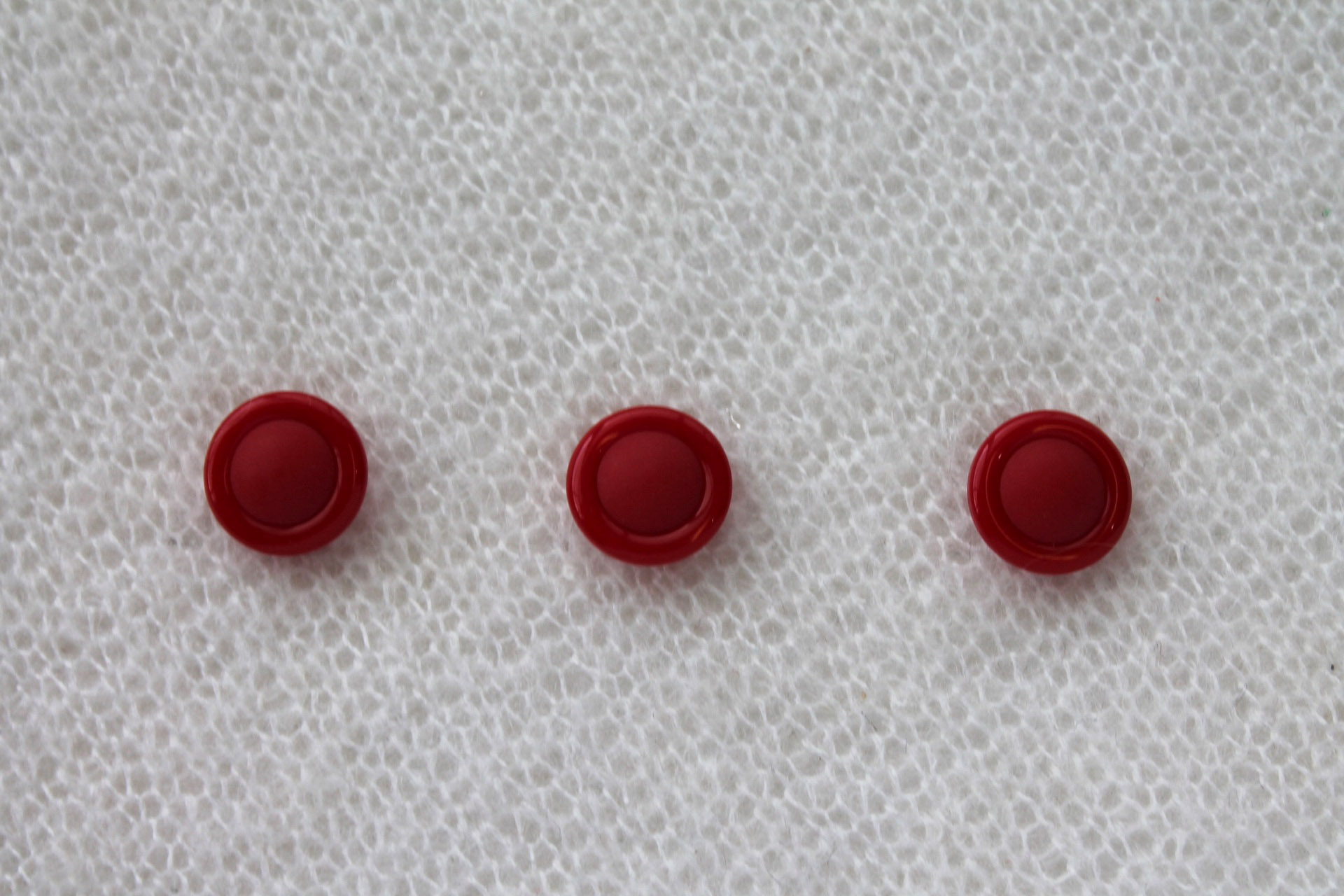 Round Red Ridge Button - 1.6cm, image 2 of 4