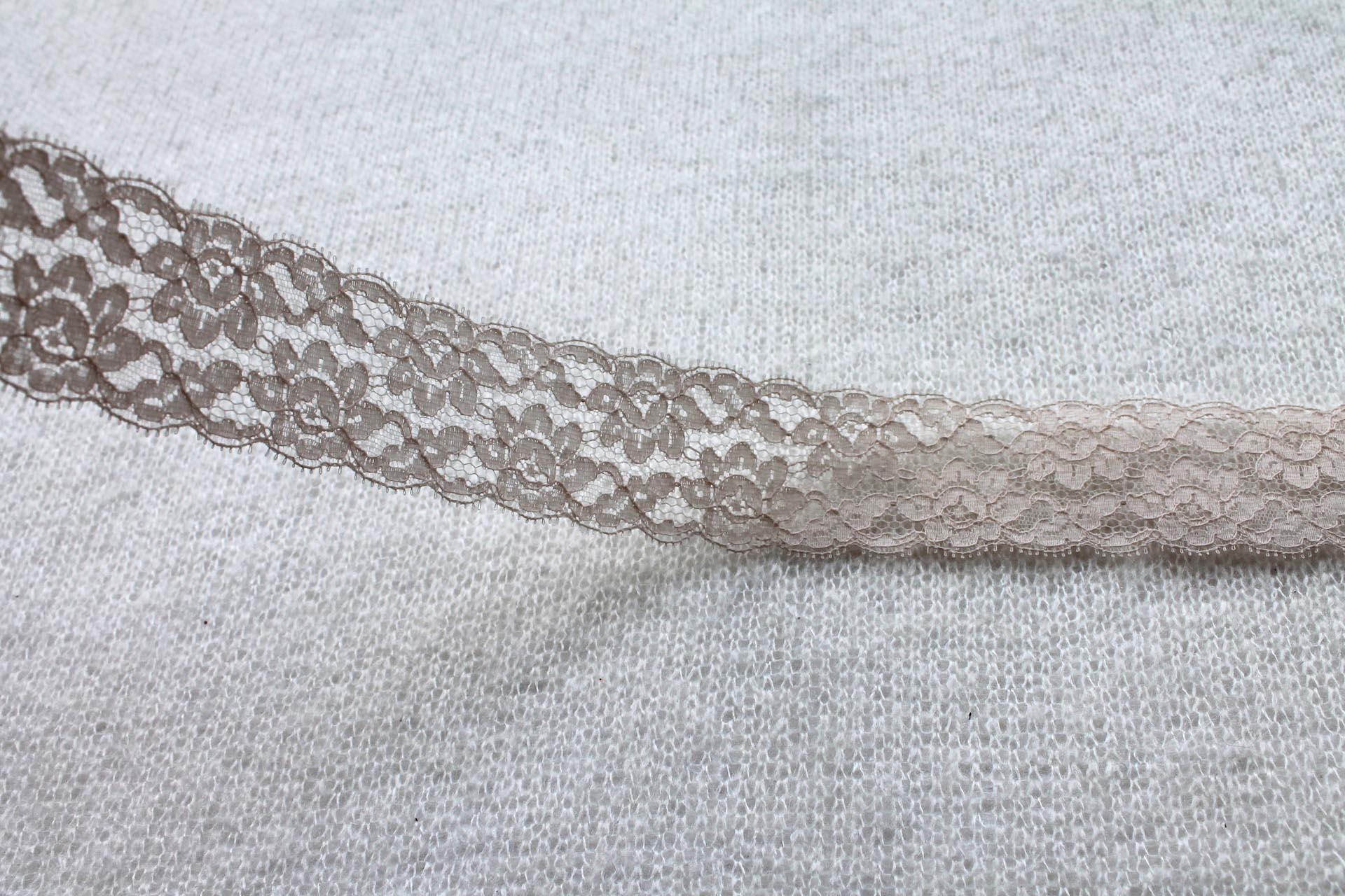 Double Scallop Leavers Lace Trim - Blush, image 4 of 4