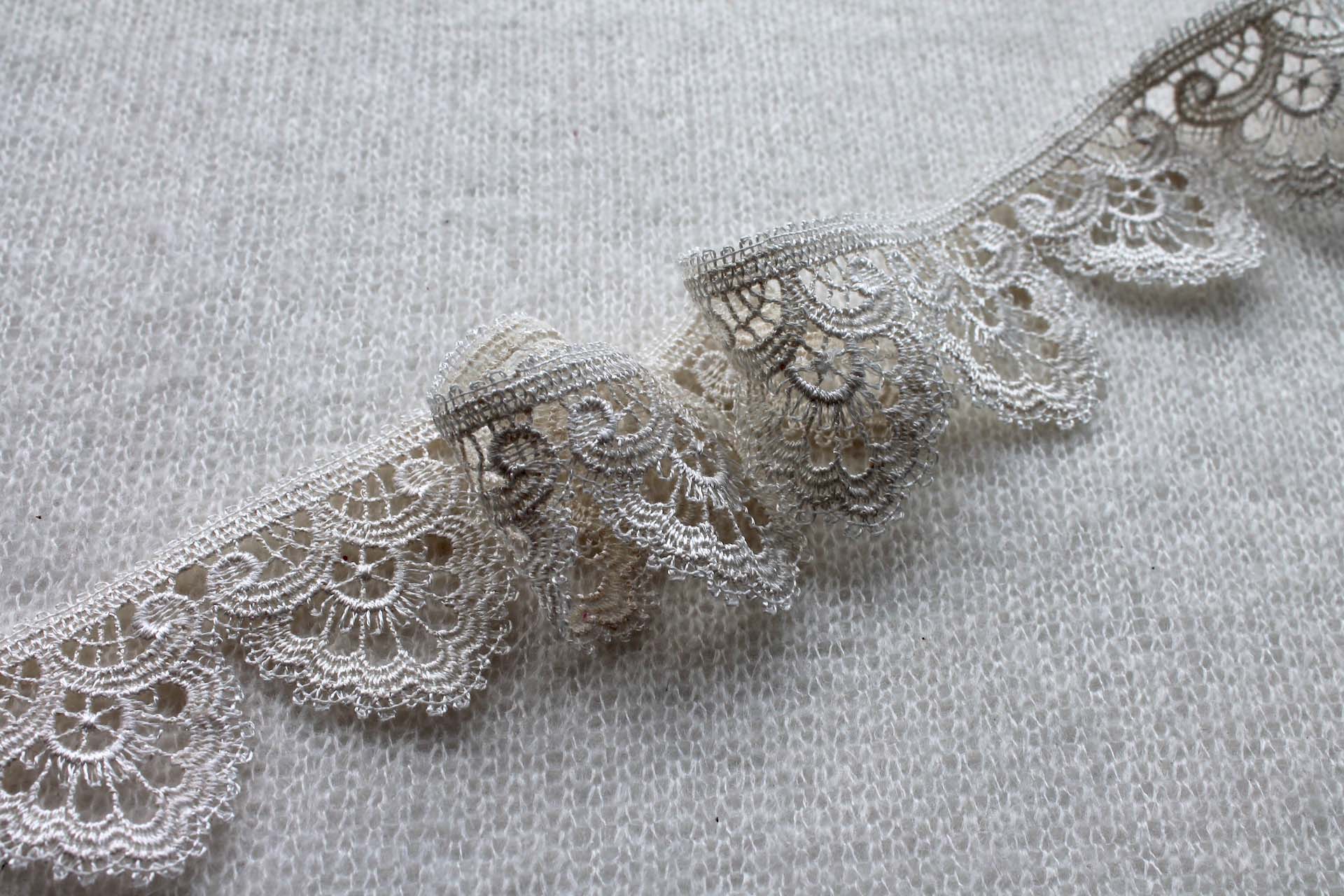 Ivory Scallop Guipure Lace Trim, image 3 of 3