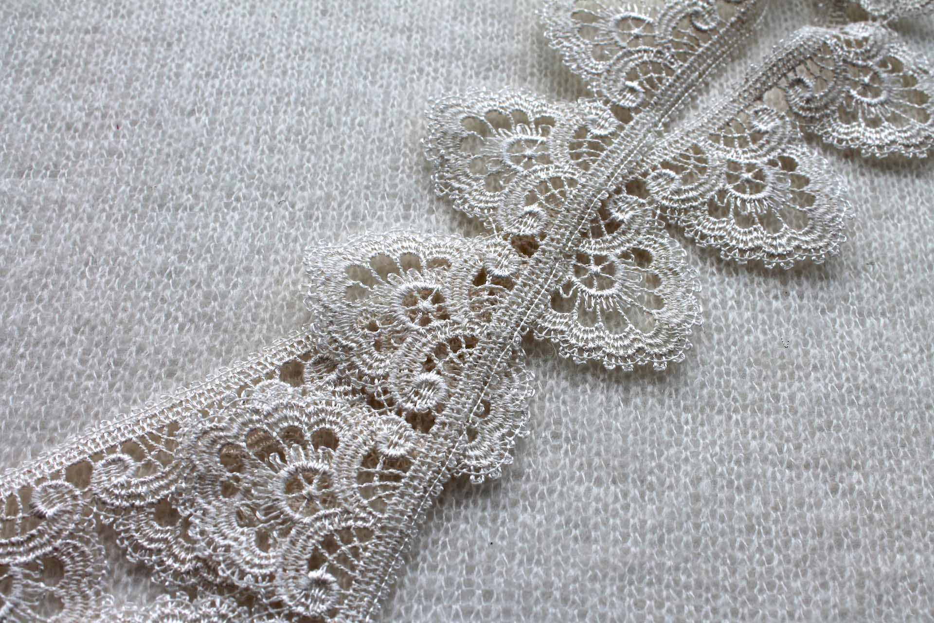 Ivory Scallop Guipure Lace Trim, image 2 of 3