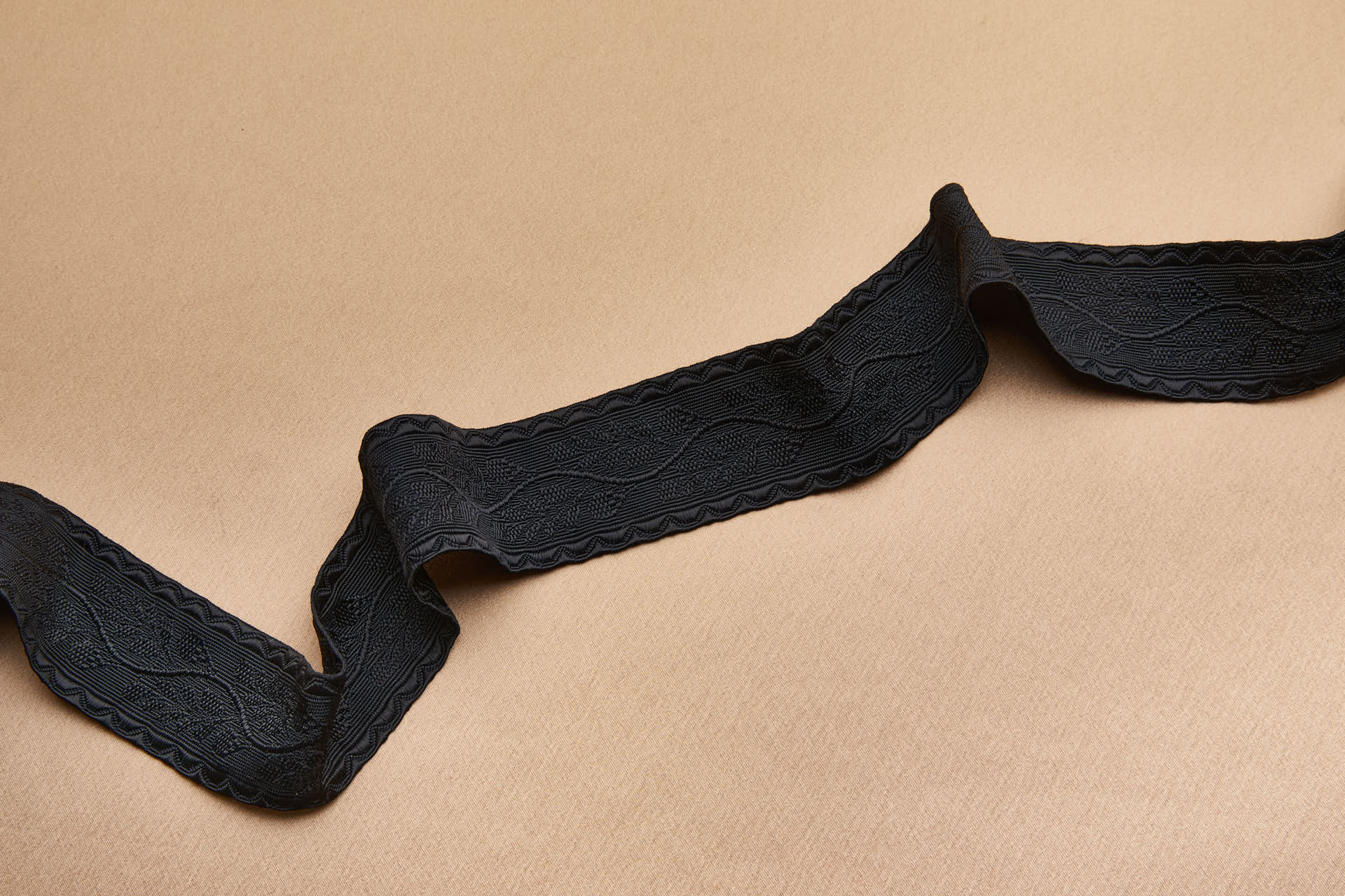 Scalloped Edge Ribbon Braid with Flower Motifs - Black trim, image 2 of 6