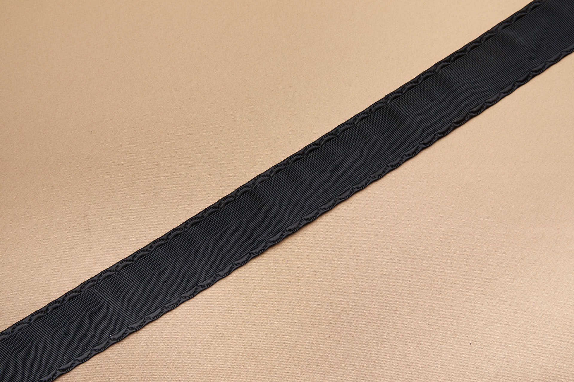 Scalloped Edge Plain Ribbon Braid - Black trim, image 5 of 5