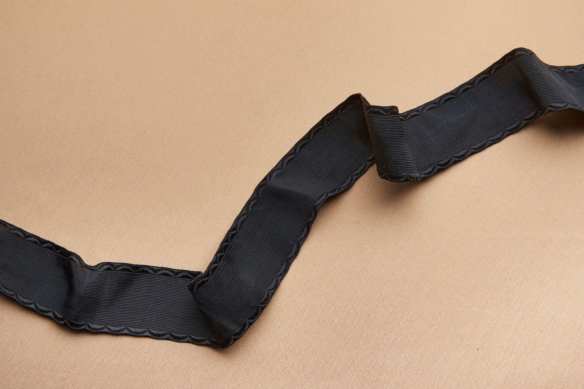 Scalloped Edge Plain Ribbon Braid - Black trim, image 2 of 5