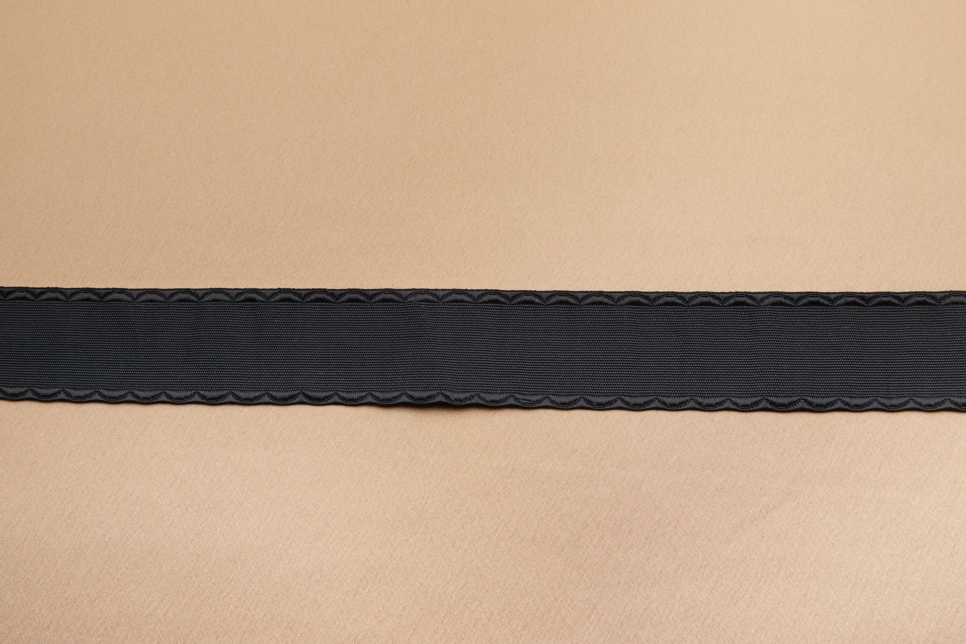 Scalloped Edge Plain Ribbon Braid - Black trim, image 4 of 5