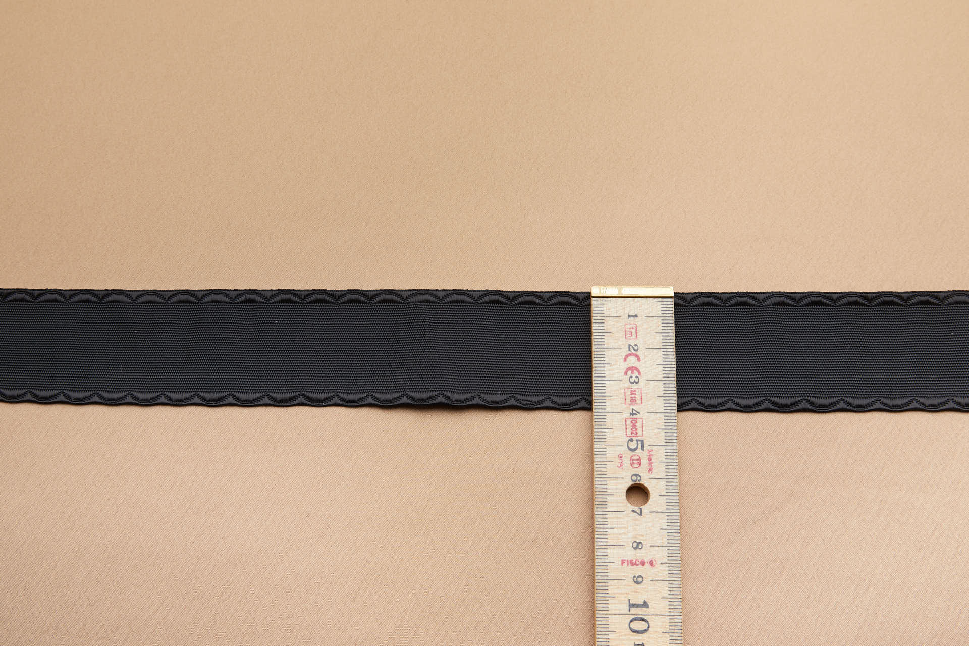 Scalloped Edge Plain Ribbon Braid - Black trim, image 3 of 5