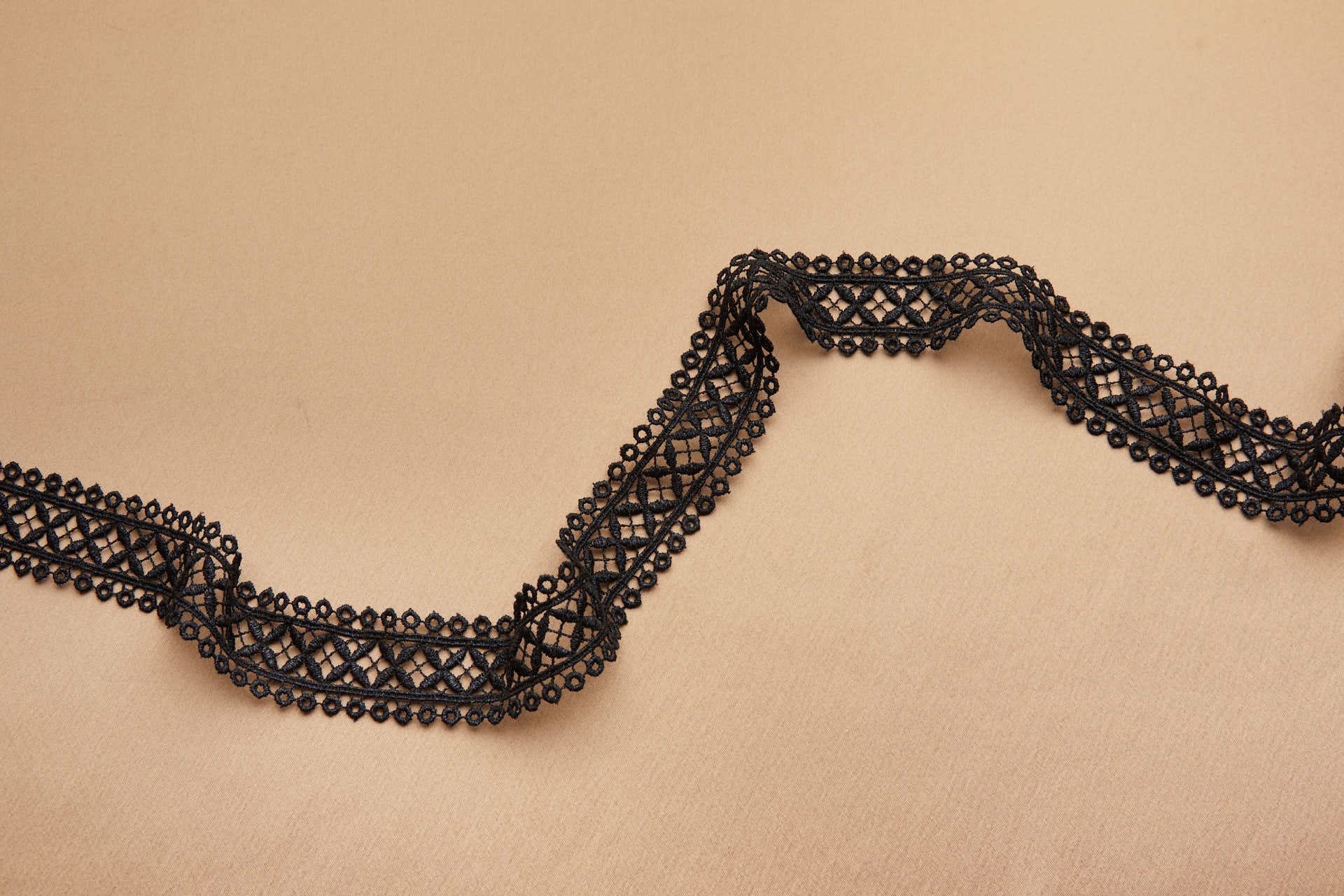 French Double Scallop Geometric Guipure Lace Trim - Black, image 3 of 7