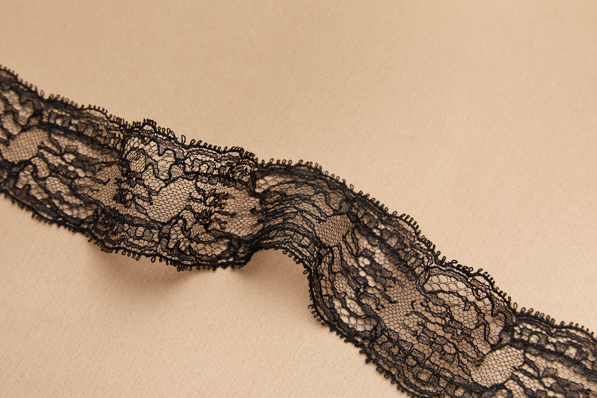 Double Scallop Floral Scroll Chantilly Lace Trim - Black
