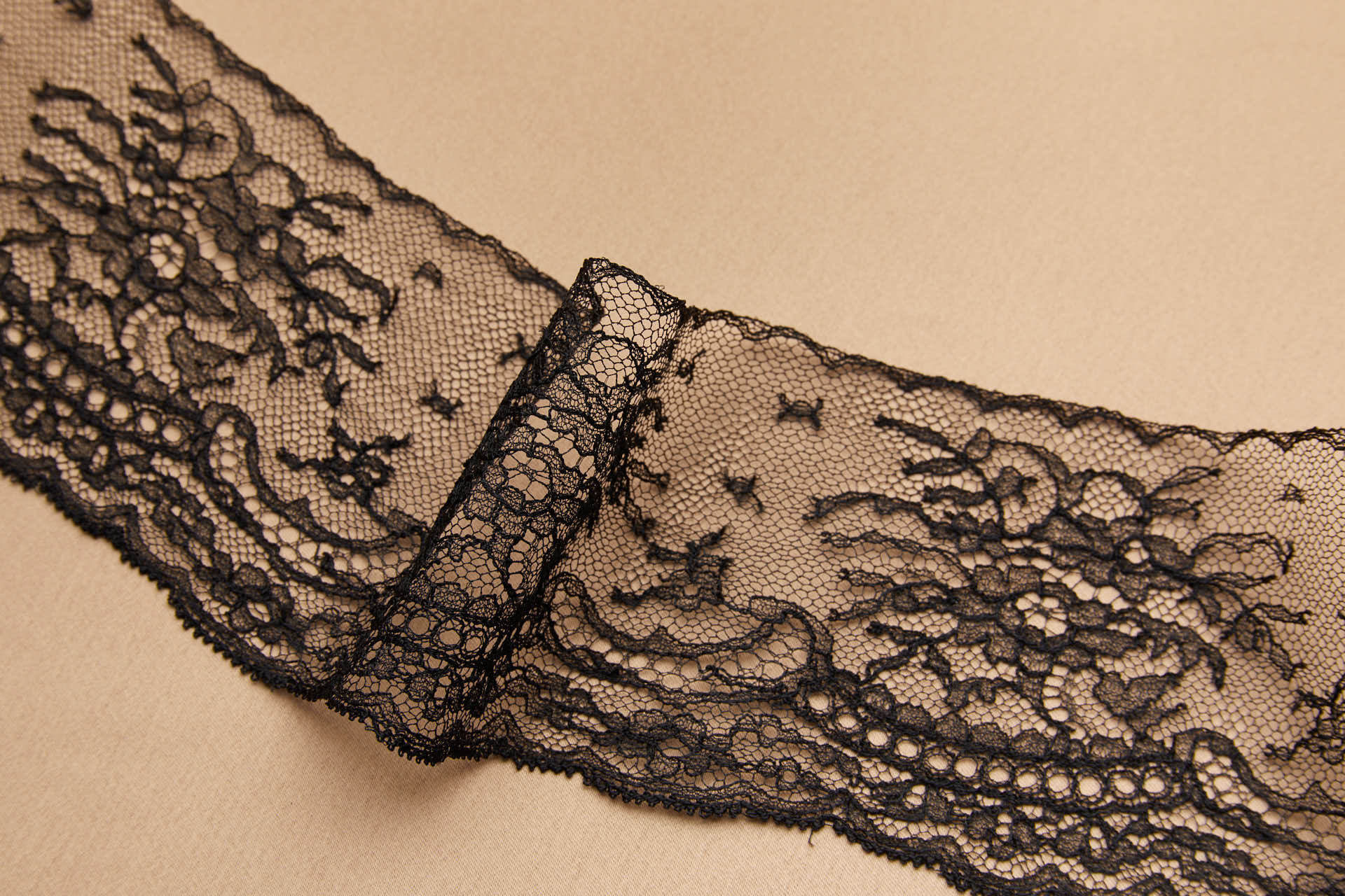 Single Scallop Floral Scroll Chantilly Lace Trim - Black