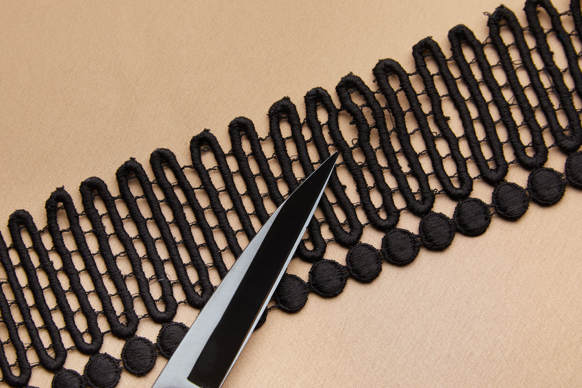Circle and Squiggle Guipure Trim - Black, image 4 of 9