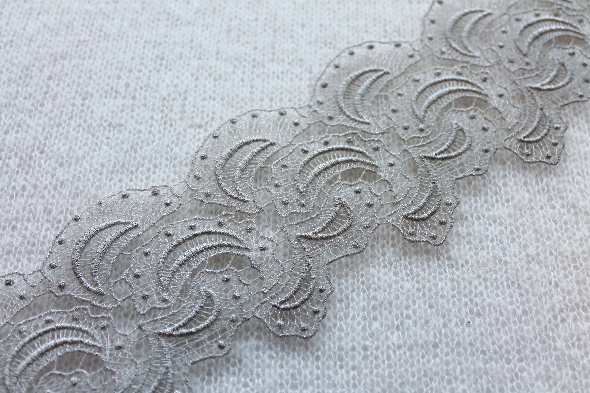Silver Ivory "Paisley Swirl" Guipure Lace Trim