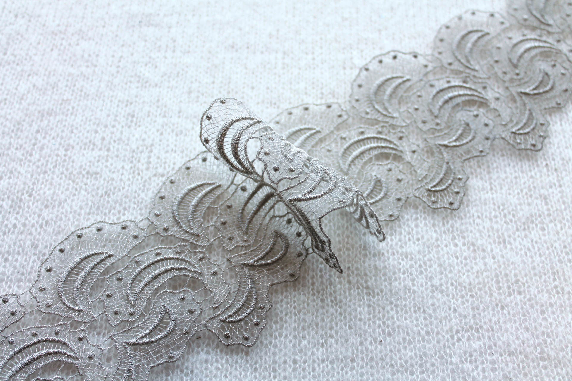 Silver Ivory "Paisley Swirl" Guipure Lace Trim, image 2 of 4
