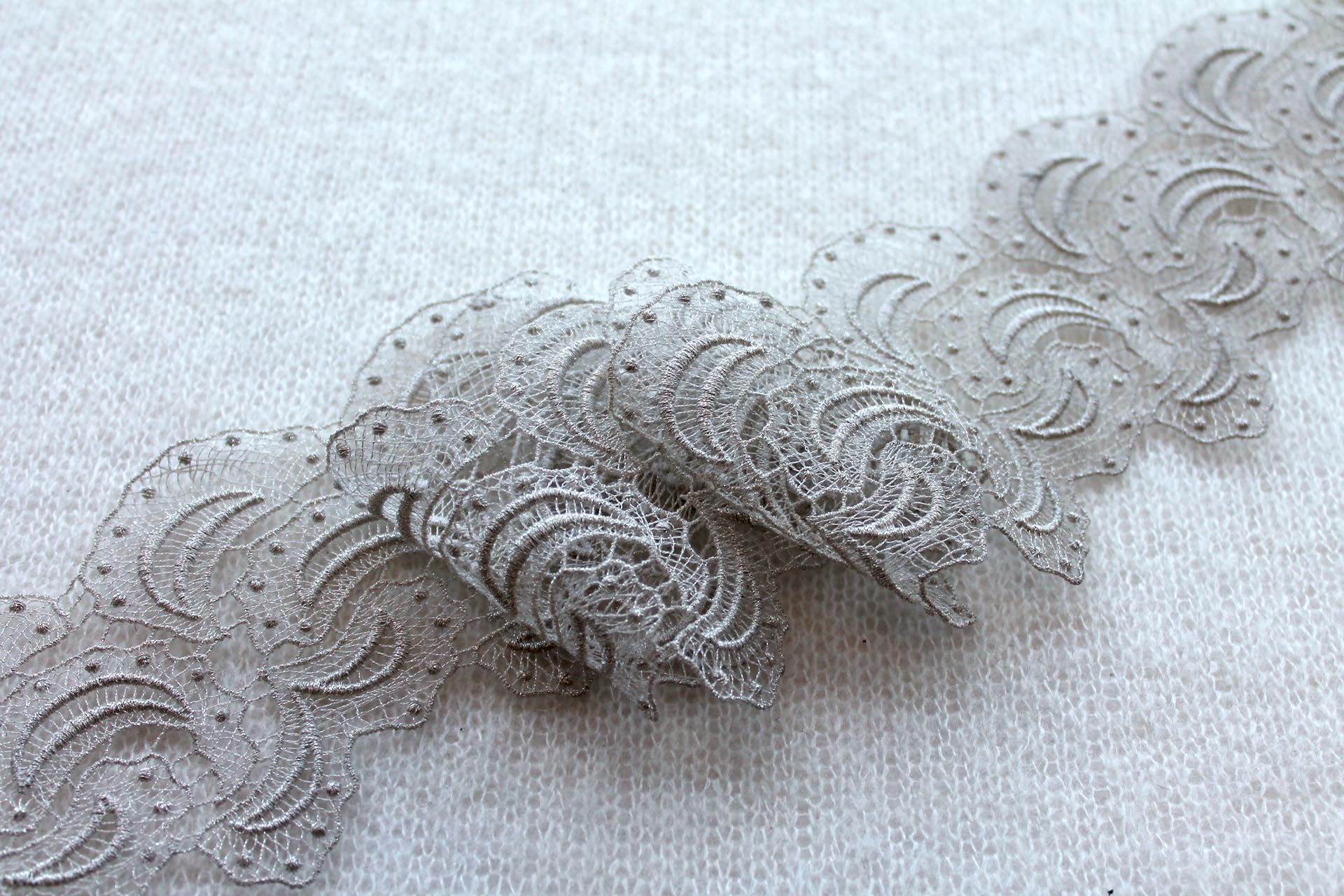 Silver Ivory "Paisley Swirl" Guipure Lace Trim, image 3 of 4