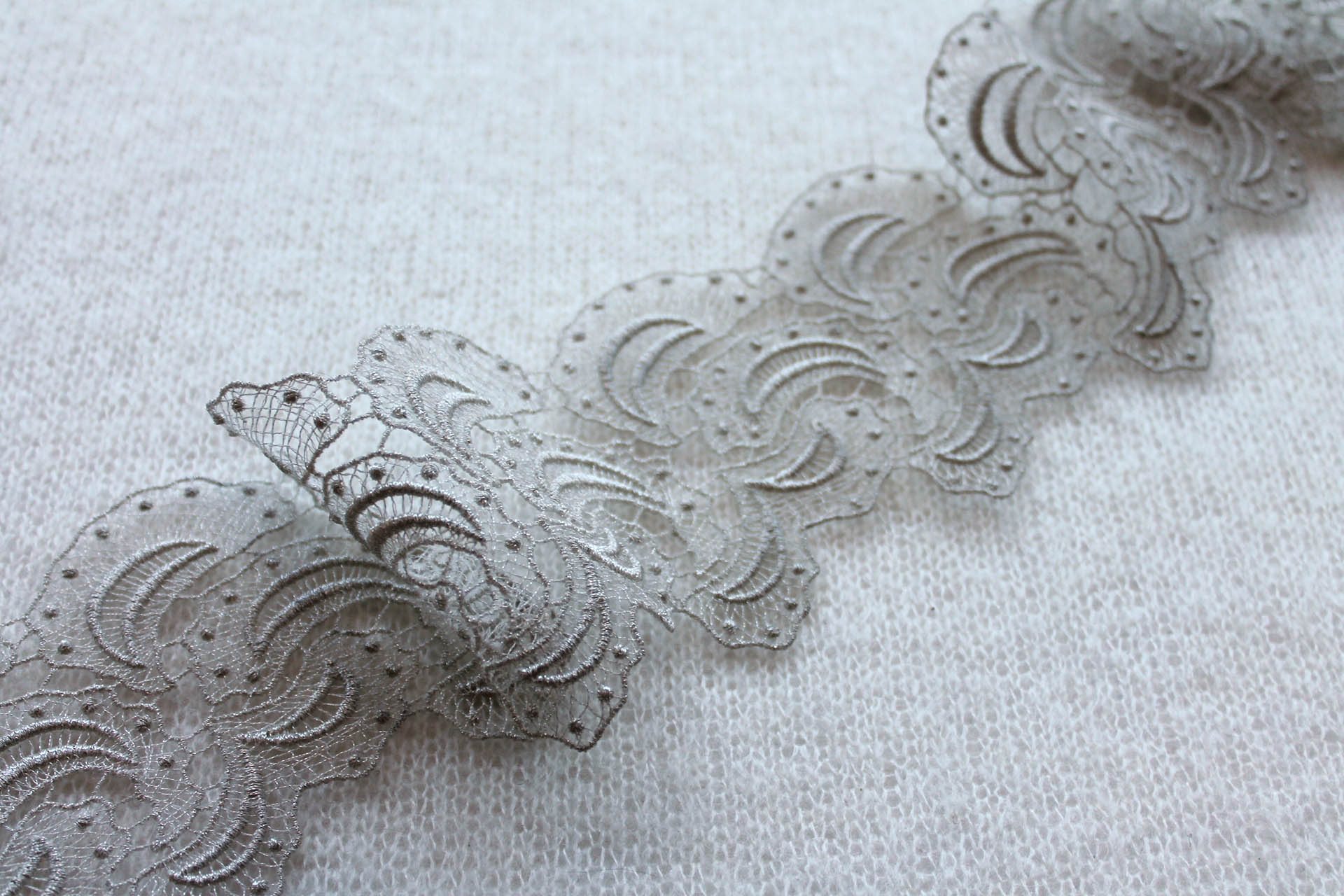 Silver Ivory "Paisley Swirl" Guipure Lace Trim, image 4 of 4