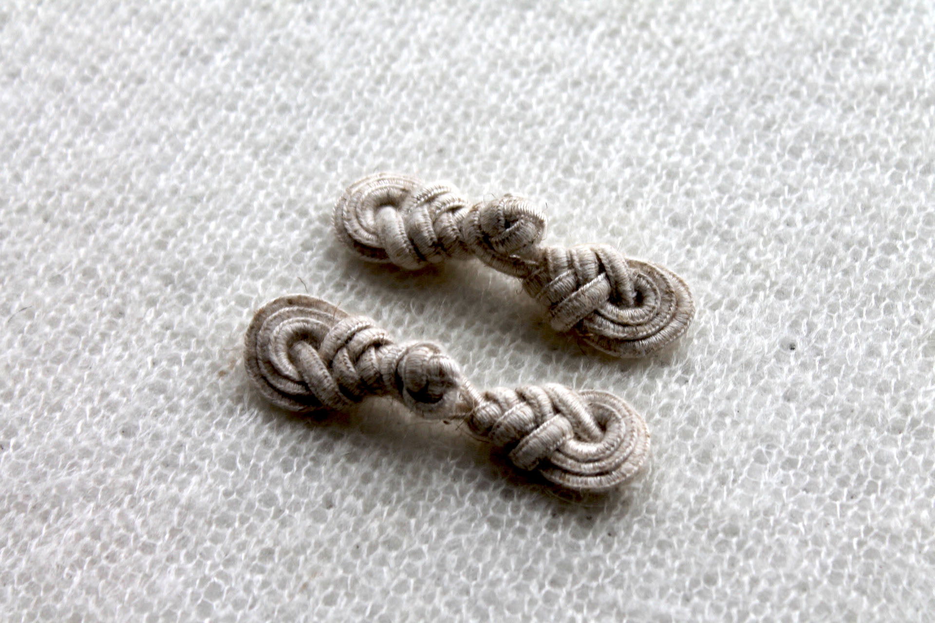 Small Ecru Frog Fastening button, image 2 of 5