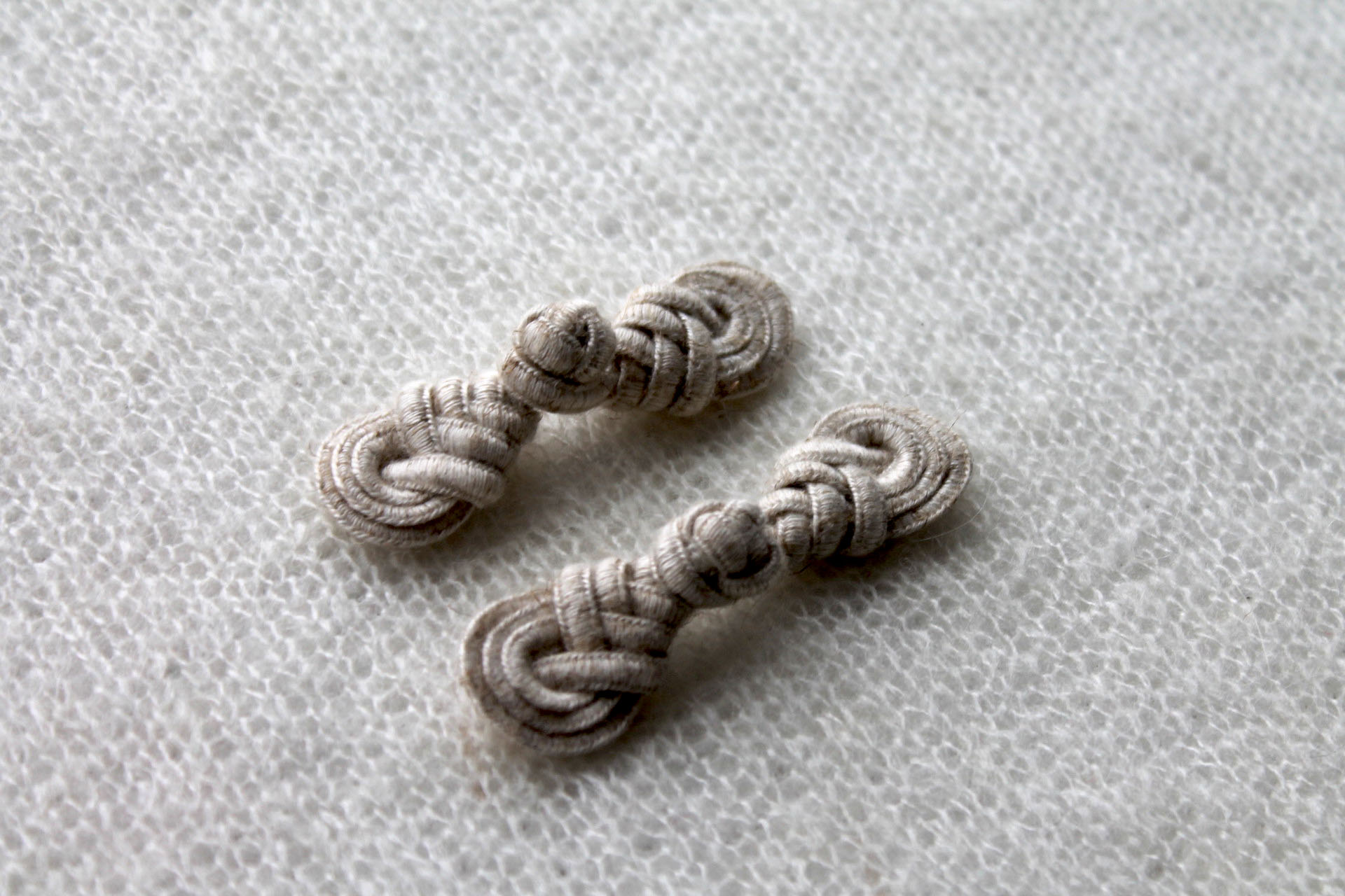 Small Ecru Frog Fastening button