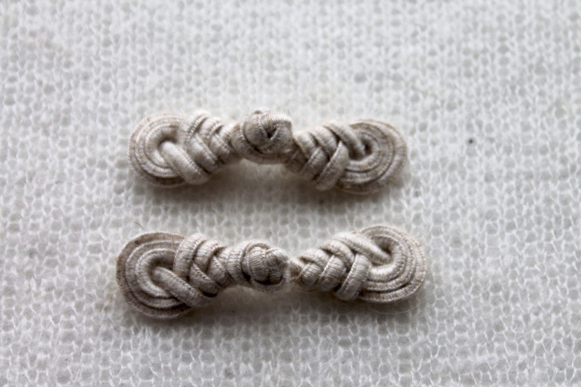 Small Ecru Frog Fastening button, image 3 of 5