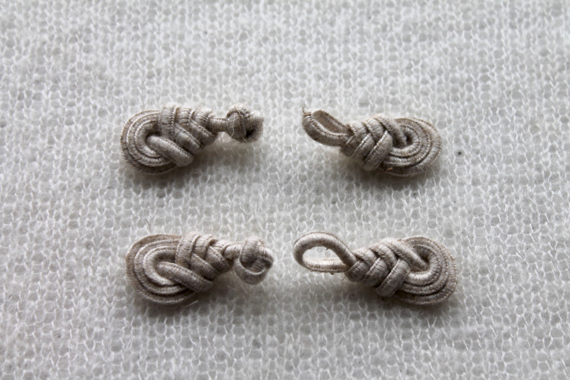 Small Ecru Frog Fastening button, image 4 of 5